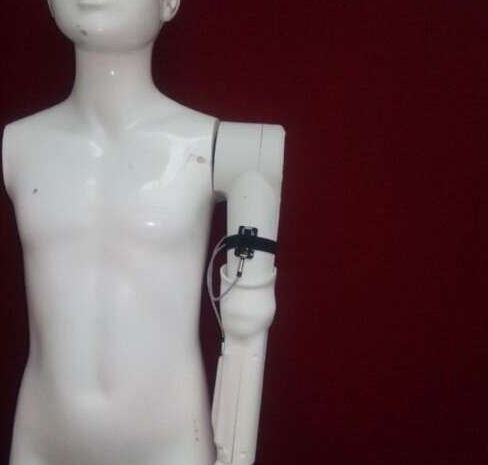英工程師研發首個3D打印、傳感器操控假肢 專為兩歲以下幼兒設計